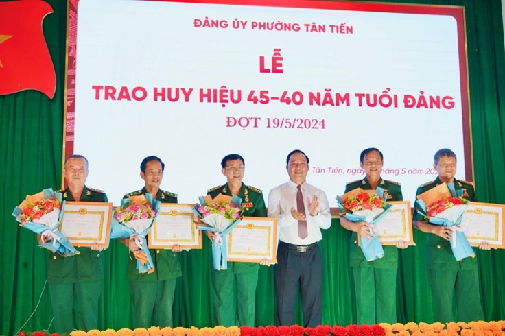 3.11. TRAO HUY HIEU DANG 19.5